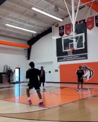 蜘蛛侠开始营业😛休赛期挥汗如雨 骑士球星米切尔专注投篮训练