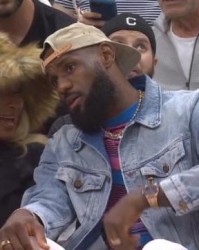 开云体育下载网址-2018年加盟湖人后首回骑士看球 詹皇现身引爆克城