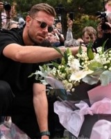 球迷们在安菲尔德球场外献上鲜花，悼念若塔和安德烈-席尔瓦