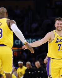 《洛杉矶时报》作家：湖人易主对东契奇是好消息 但对老詹不是