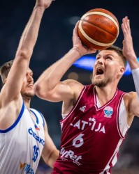 开云体育下载网址-波尔津吉斯上半场7投6中，得到16分5篮板3助攻2封盖