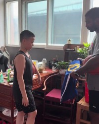 开云体育下载-OJ-梅奥参与巴特勒中国行 回到沈阳给弟子带回巴特勒亲签球衣