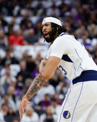 开云体育下载网址-克莱：只要保持健康 浓眉是我们这个时代最强的大前锋