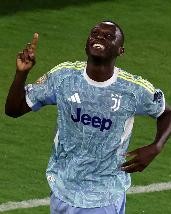 记者：尤文提出租借+选择买断穆阿尼，巴黎坚持出售球员